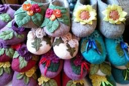 Felt slippers with flowers