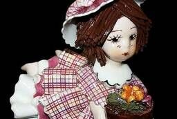 Статуэтка Кукла лежащая и держащая кашпо с цветами