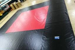 Покрышка красно-черного цвета для боксерского ринга