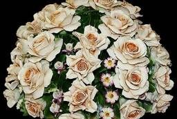 Декоративная корзина Розы с мелкими садовыми цветами