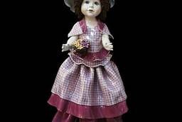 Статуэтка Кукла стоящая и держащая кашпо с цветами