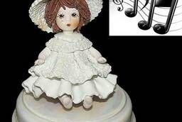 Статуэтка- музыкальная Девочка в шляпе