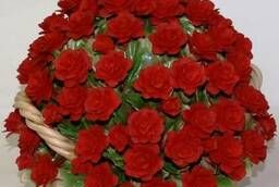 Декоративная корзина с красными розами