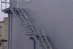 Маршевая металлическая лестница с площадкой