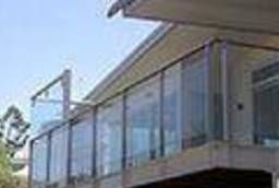 Ограждение балкона из нержавейки на стойках со стеклом