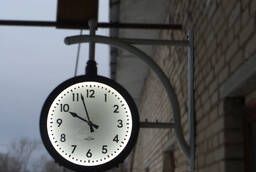 Двухсторонние уличные часы на боковом кронштейне
