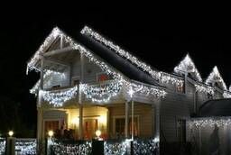 Новогоднее освещение домов светодиодной бахромой