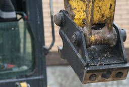 Quick release device for mini-excavator from 2 up to 4 tons
