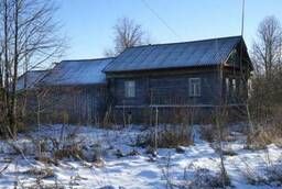 Крепкий бревенчатый дом в жилой деревне, на берегу реки, 250