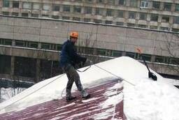 Сброс снега с крыши в Новосибирске