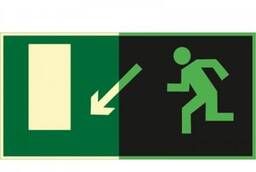 Знак E08 Направление к эвакуационному выходу налево вниз (Фо