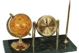Часы на подставке из мрамора Galant, с глобусом и. ..