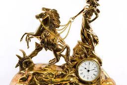 Каминные часы бронзовые с белым мрамором Виктория