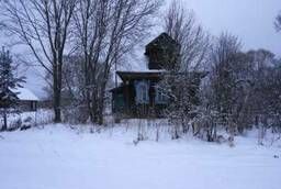 Бревенчатый дом в тихой деревне, рядом с лесом,