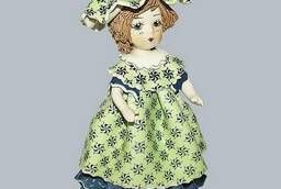 Статуэтка Кукла с темными волосами в зеленом платье
