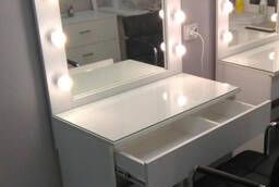 Туалетный столик с подсветкой и зеркалом