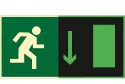 Знак E09 Указатель двери эвакуационного выхода (правосторонн
