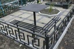 Ограды, скамейки, столы на кладбище