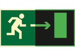 Знак E03 Направление к эвакуационному выходу направо (Фотолю