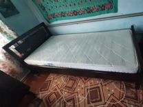Деревянная кровать с матрацем