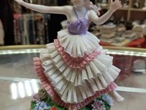 Статуэтка балерина на цветочной подставке. Германи