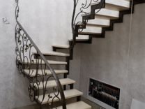 Винтовая лестница с коваными перилами