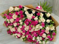 Цветы из роз 101 шт розовая белая в бумаге крафт