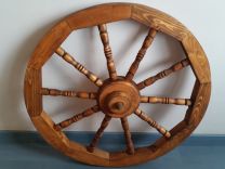 Деревянное колесо с резными спицами для декора