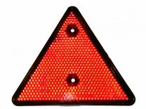 Катафот треугольник красный с двумя отверстиями