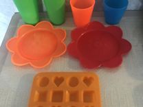 Пластмассовая посуда и силиконовая формочка