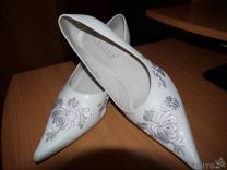 Белые свадебные туфли с вышивкой и стразами