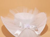 Свадебная шляпа для невесты белого цвета с