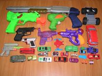 Игрушечные машинки и пистолеты