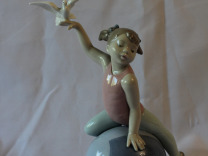 Фарфоровая фигурка NAO Девочка на шаре с голубем
