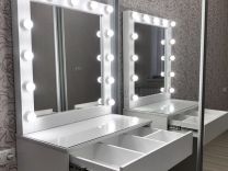 Туалетный столик для макияжа и гримёрное зеркало в