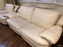 Кожаная мягкая мебель: диван и кресла